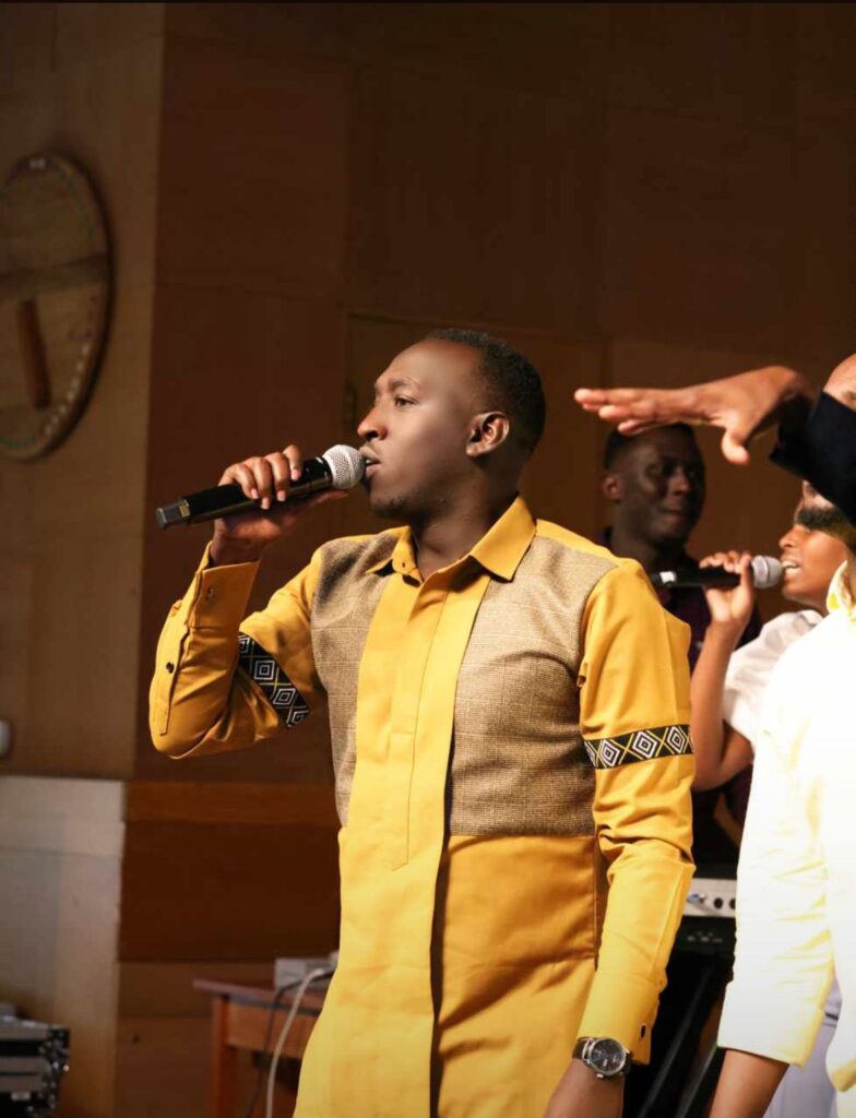 Eric Byiringiro (Kadogo) wamamaye muri Healing Worship Team yakoze mu nganzo akomeza ab’imitima itentebutse-Video