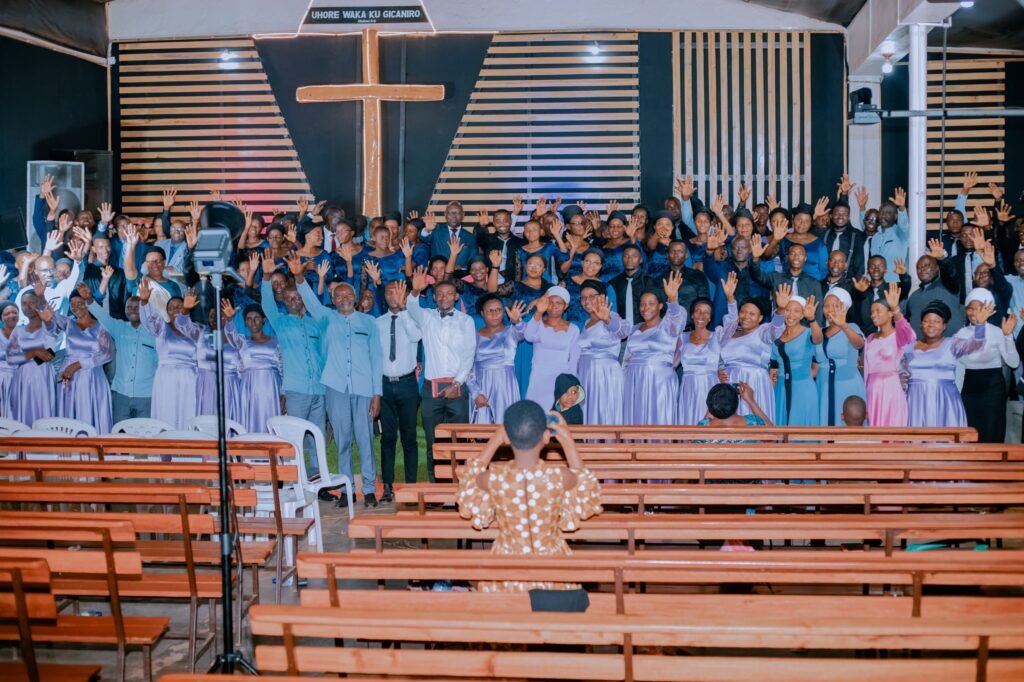 Pentecote i Gihundwe: Korali Bethaniya na Light Choir zafatikanije kwenyegeza umuriro wa Pentecote ngo uhore waka ku gicaniro (Amafoto) Pentecote i Gihundwe: Korali Bethaniya na Light Choir zafatikanije kwenyegeza umuriro wa Pentecote ngo uhore waka ku gicaniro (Amafoto)