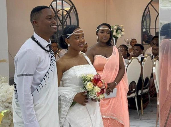 Josh Ishimwe yakoze ubukwe bubereye ijisho n’umukunzi we(Amafoto) Josh Ishimwe yakoze ubukwe bubereye ijisho n’umukunzi we(Amafoto)