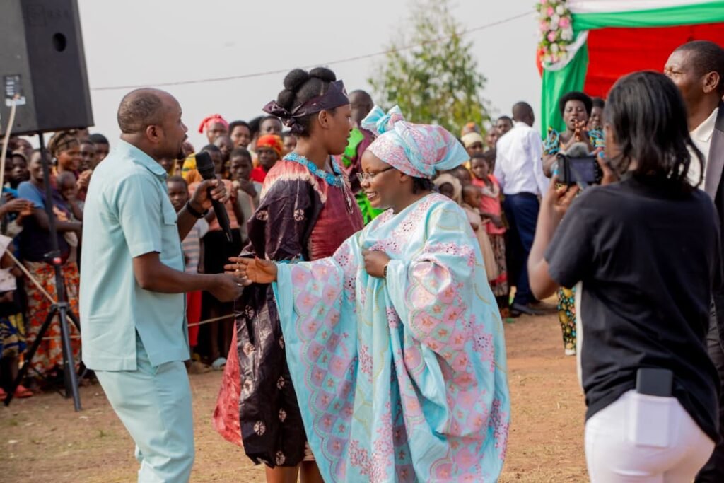 Theo Bosebabireba yongeye kwandika amateka i Burundi ateguza ab’i Kabarondo ibitangaza mu giterane agiye guhuriramo na Rose Muhando Theo Bosebabireba yongeye kwandika amateka i Burundi ateguza ab’i Kabarondo ibitangaza mu giterane agiye guhuriramo na Rose Muhando