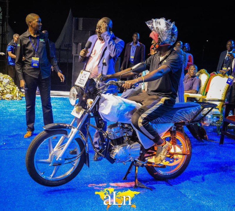 Uganda :Ev.Dana Morey yakoreshejwe ibitangaza nk’ibya Yesu bamwe batahana agakiza n’ibikoresho na Moto (Amafoto )