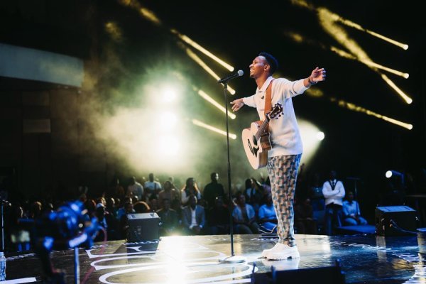 Israel Mbonyi yamuritse Album ye ya 5 mu gitaramo cyitabiriwe bikomeye atungurana mu njyana atamenyereweho (Amafoto) Israel Mbonyi yamuritse Album ye ya 5 mu gitaramo cyitabiriwe bikomeye atungurana mu njyana atamenyereweho (Amafoto)