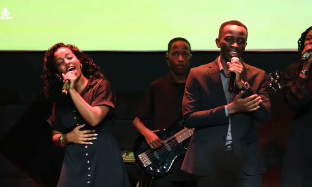 aba_bahanzi_bafatanyije_kuririmba_indirimbo_ya_chryso_ndasingwa_yamenyekanye_cyane_yise_wahozeho_-ed014
