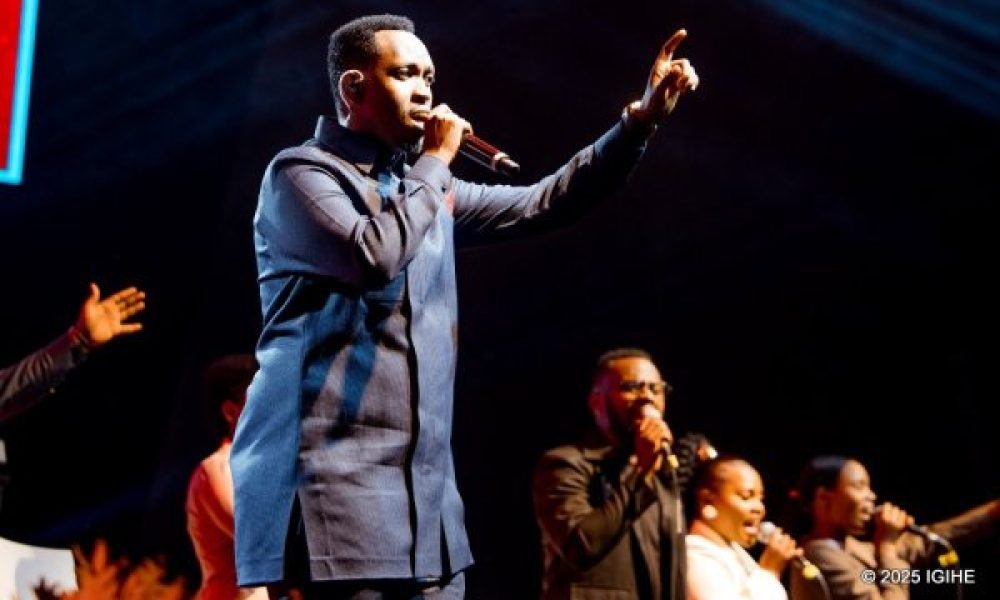 bosco_nshuti_yagiye_ku_rubyiniro_inshuro_nyinshi_muri_iki_gitaramo_yishimirwa_cyane_n_abakunda_ibihangano_bye_ndetse_n_umuziki_wo_kuramya_imana-07f81